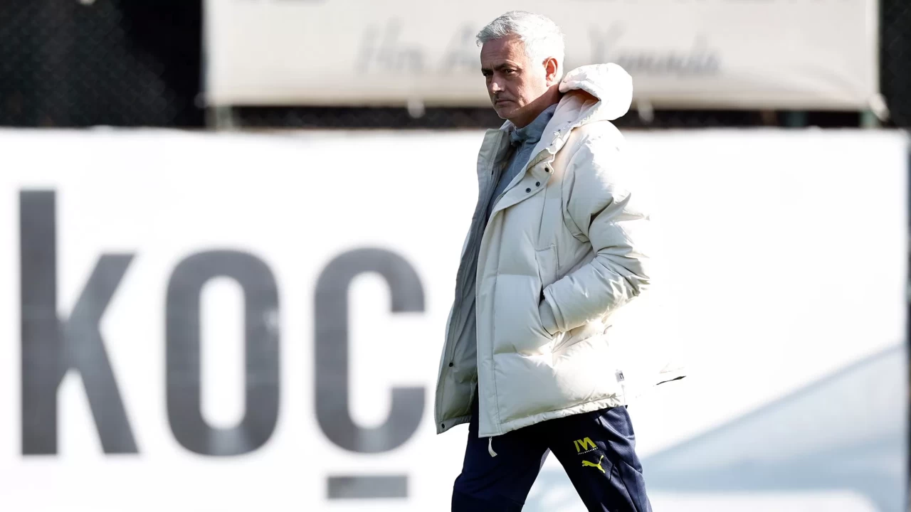 Fenerbahçe Antalyaspor karşısında 4 eksikle sahada, Mourinho tribünde