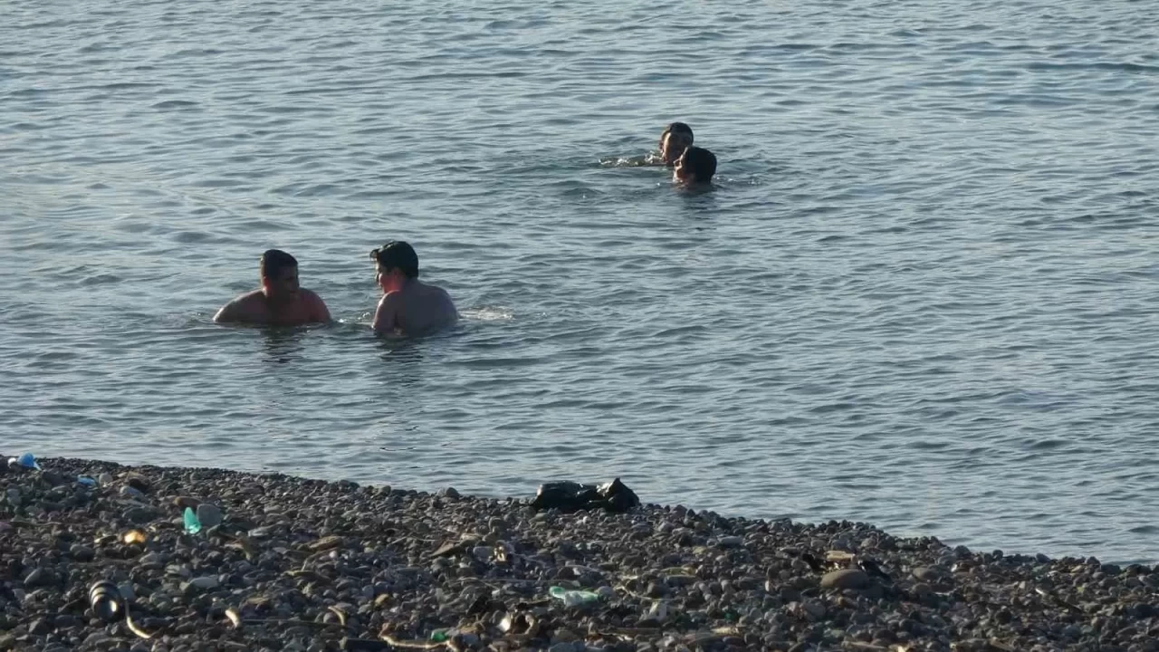 Trabzon'da sıcaklık 25 dereceyi aştı, vatandaşlar denize girdi