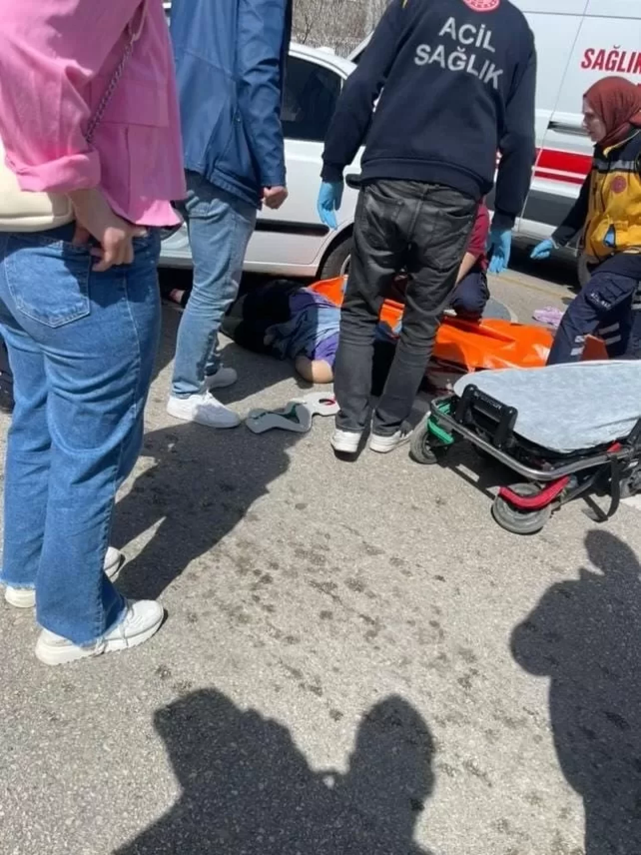 Elazığ'da genç kıza iki araç birden çarptı