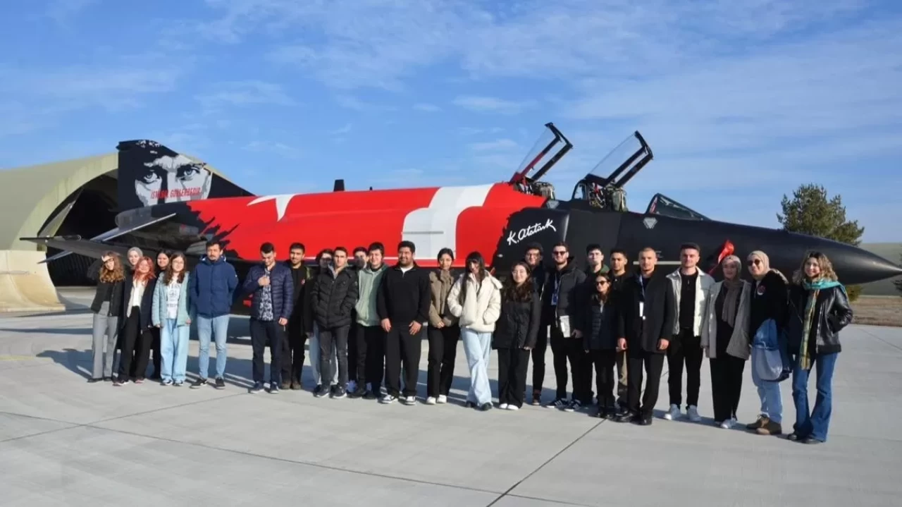 Ziyaretçiler, Hava Kuvvetleri Komutanlığına bağlı birlikleri gezdi