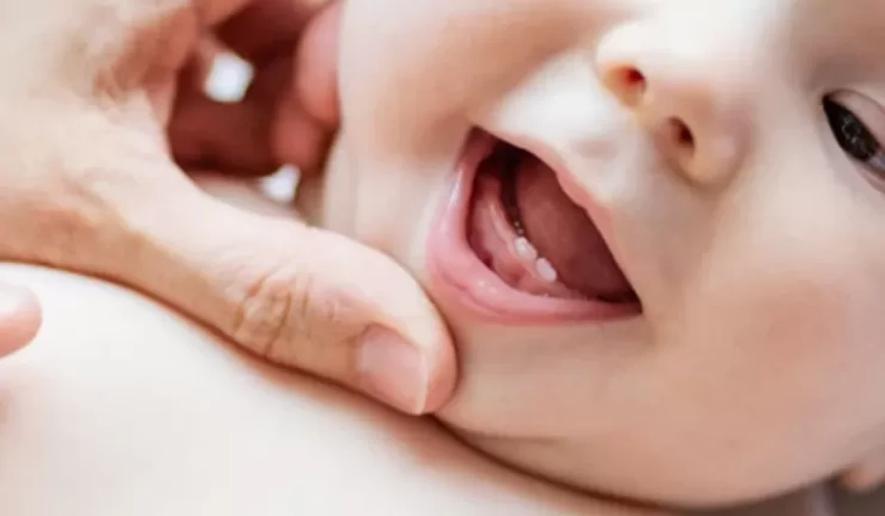 Azı dişi çıkaran bebekleri rahatlatmanın yolları