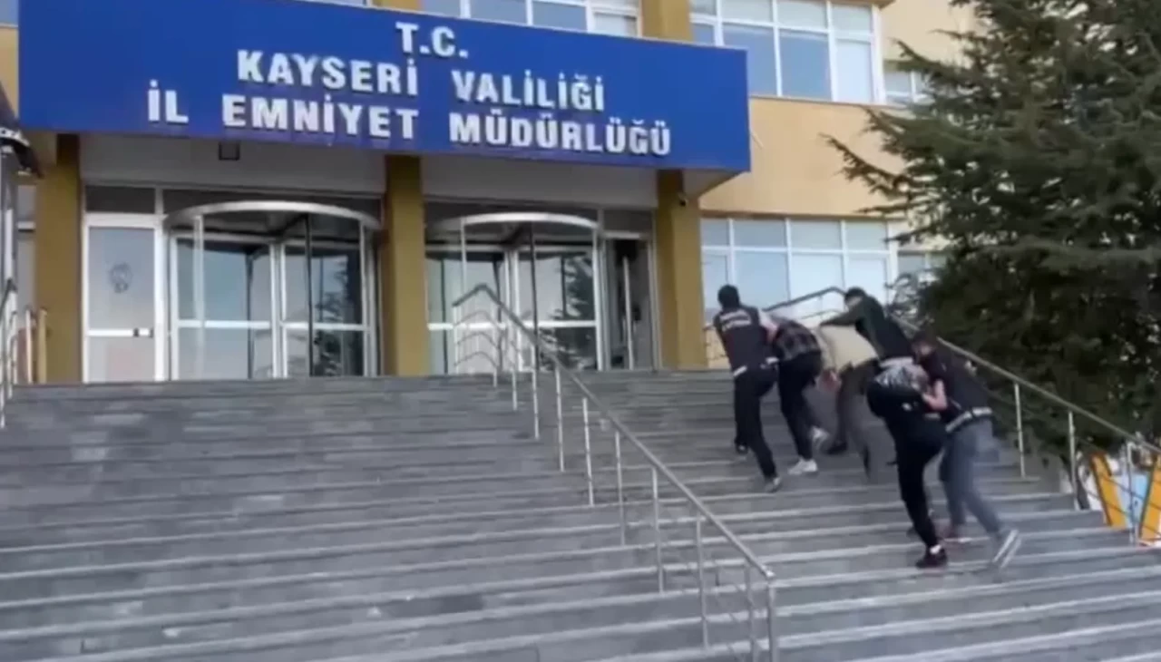 Kayseri’de şoke eden olay: Midelerinde uyuşturucu sakladılar!