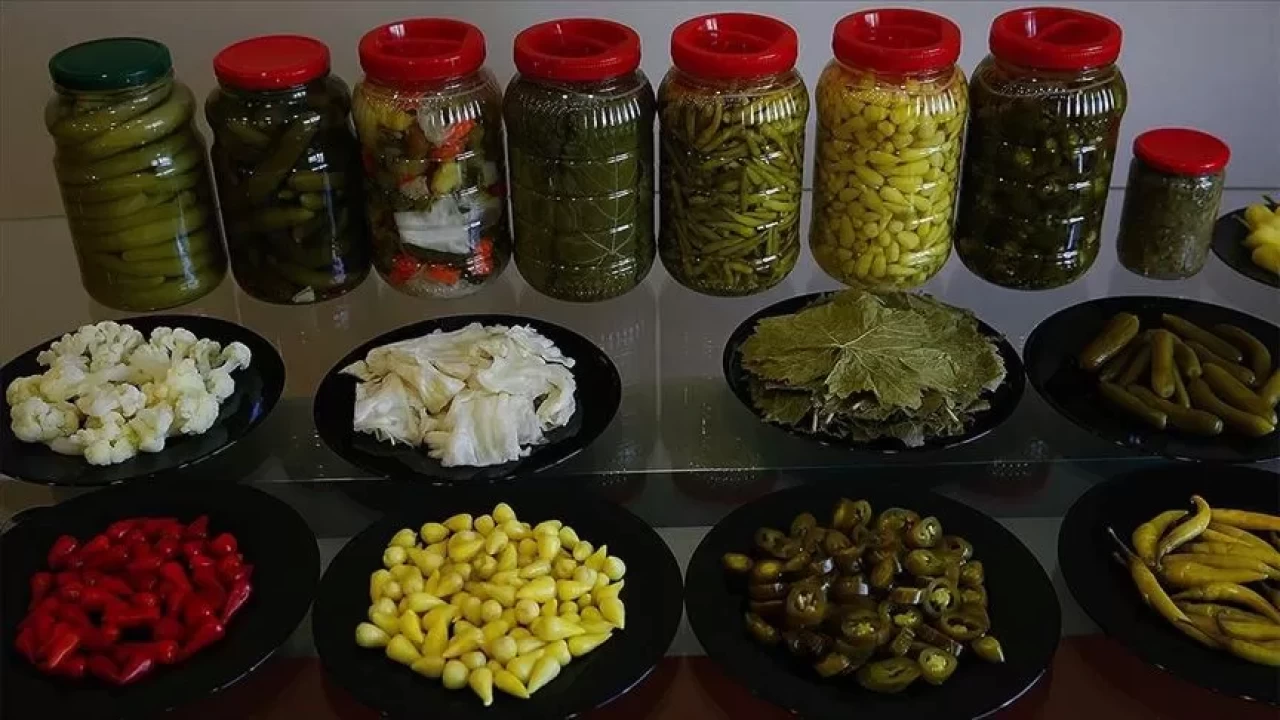 Turşu kavanozu nasıl açılır? Zorlananlar için en pratik yöntemler!