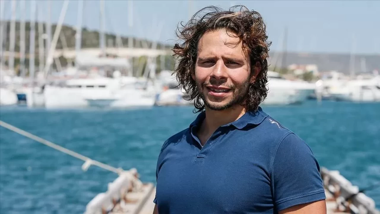 Emre Erdoğan, Cook Boğazı'nı en hızlı geçen Türk yüzücü oldu