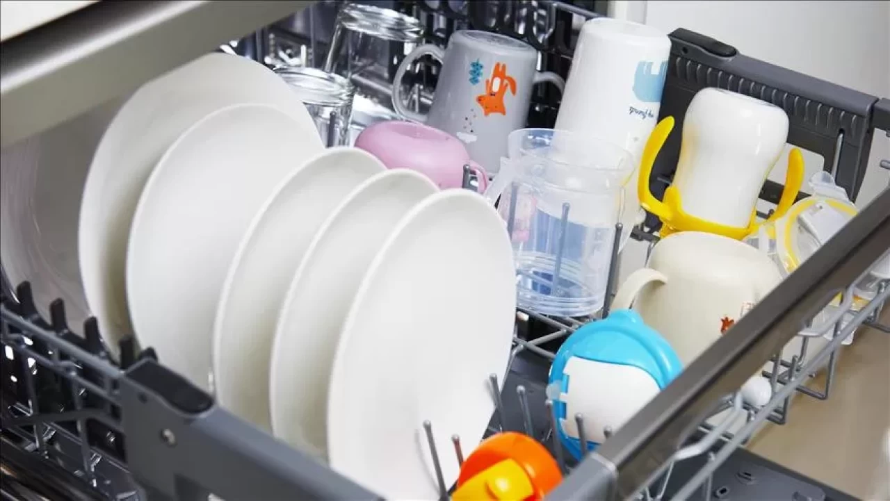 Bulaşıklarınız çizilmeden nasıl parlar? Karbonat ve beyaz sirke yöntemi