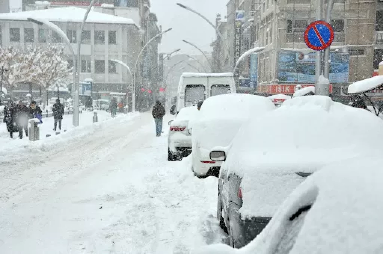 Karaman'ın üç ilçesinde kar yağışı nedeniyle eğitime ara verildi