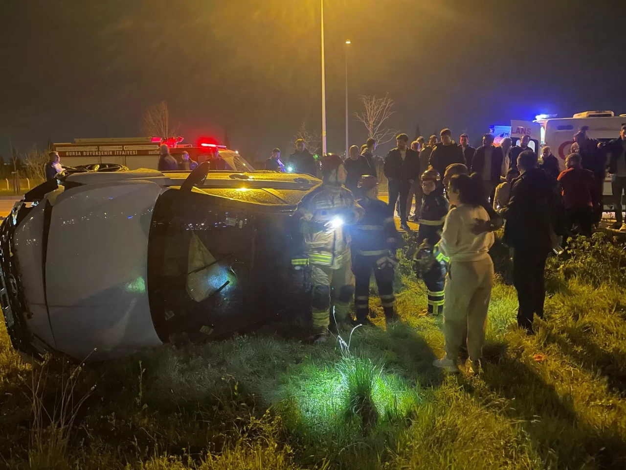 Bursa'da feci kaza: Kontrolden çıkan otomobil takla attı, 2 yaralı