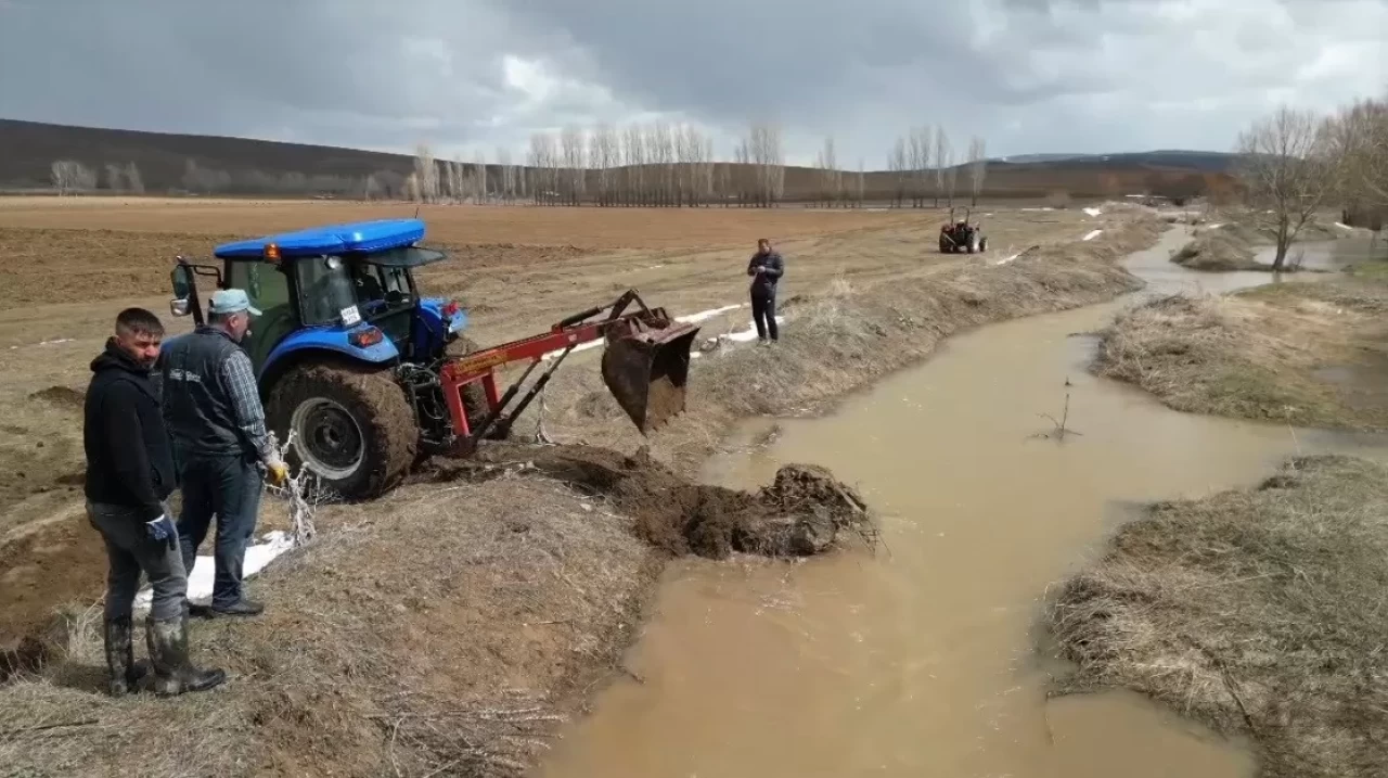 Bayburt'ta sağanak sonrası köylerde su baskınları! Tarım arazileri tehlikede!