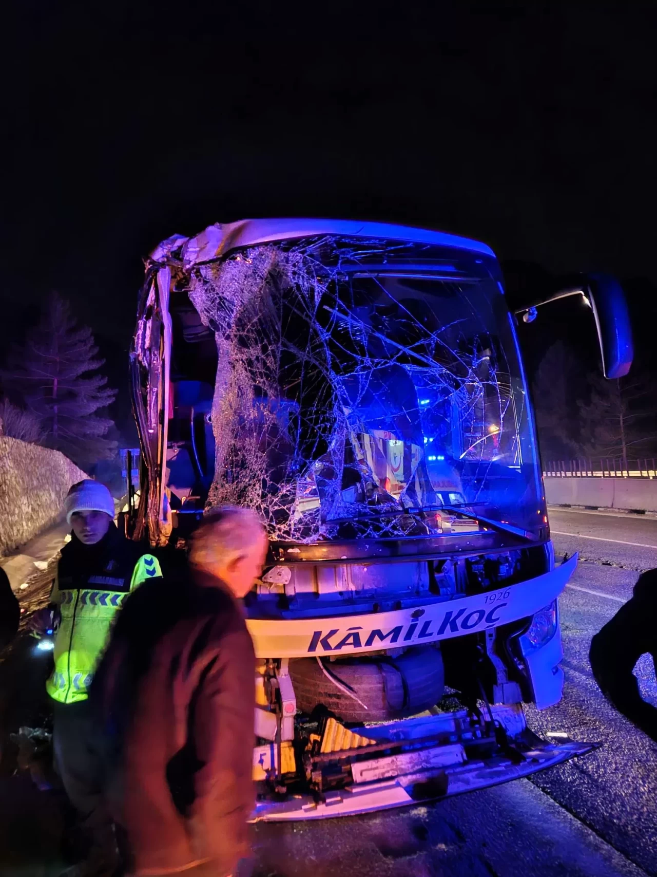 Mersin'de yolcu otobüsü tıra çarptı: 10 yaralı!