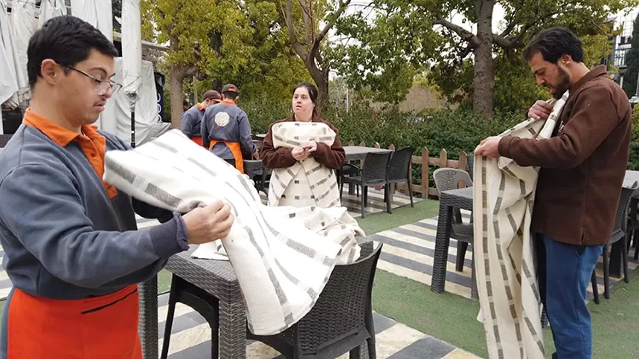 Suriye'de down sendromlu gençler için özel iftar programı gerçekleştirildi
