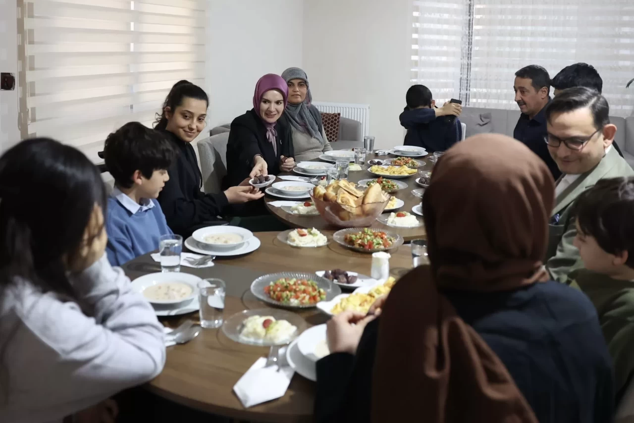 Bakan Göktaş, depremzede Sınırgeç ailesinin iftar sofrasına konuk oldu