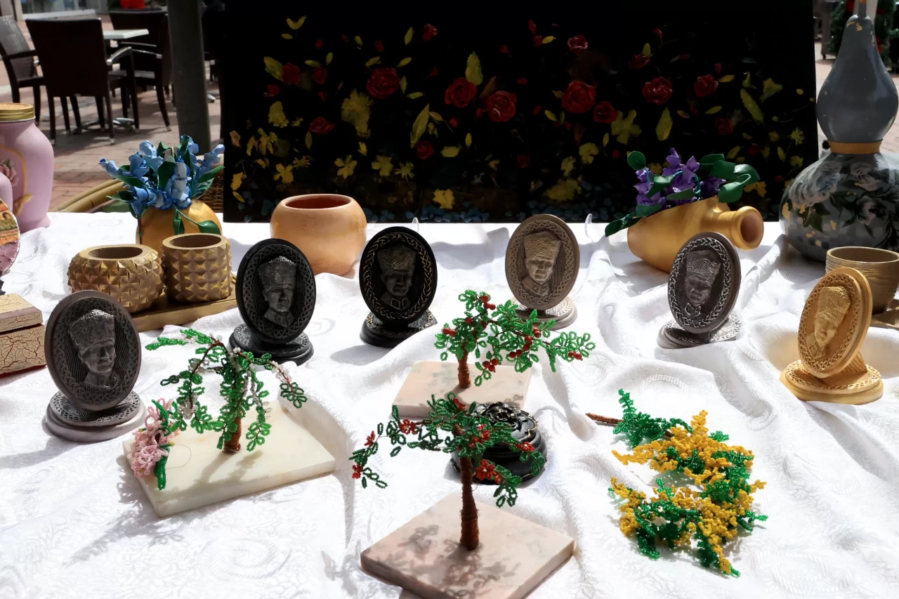 "Öğrenmenin yaşı yok! Huzurevi sakinlerinden el sanatları sergisi"