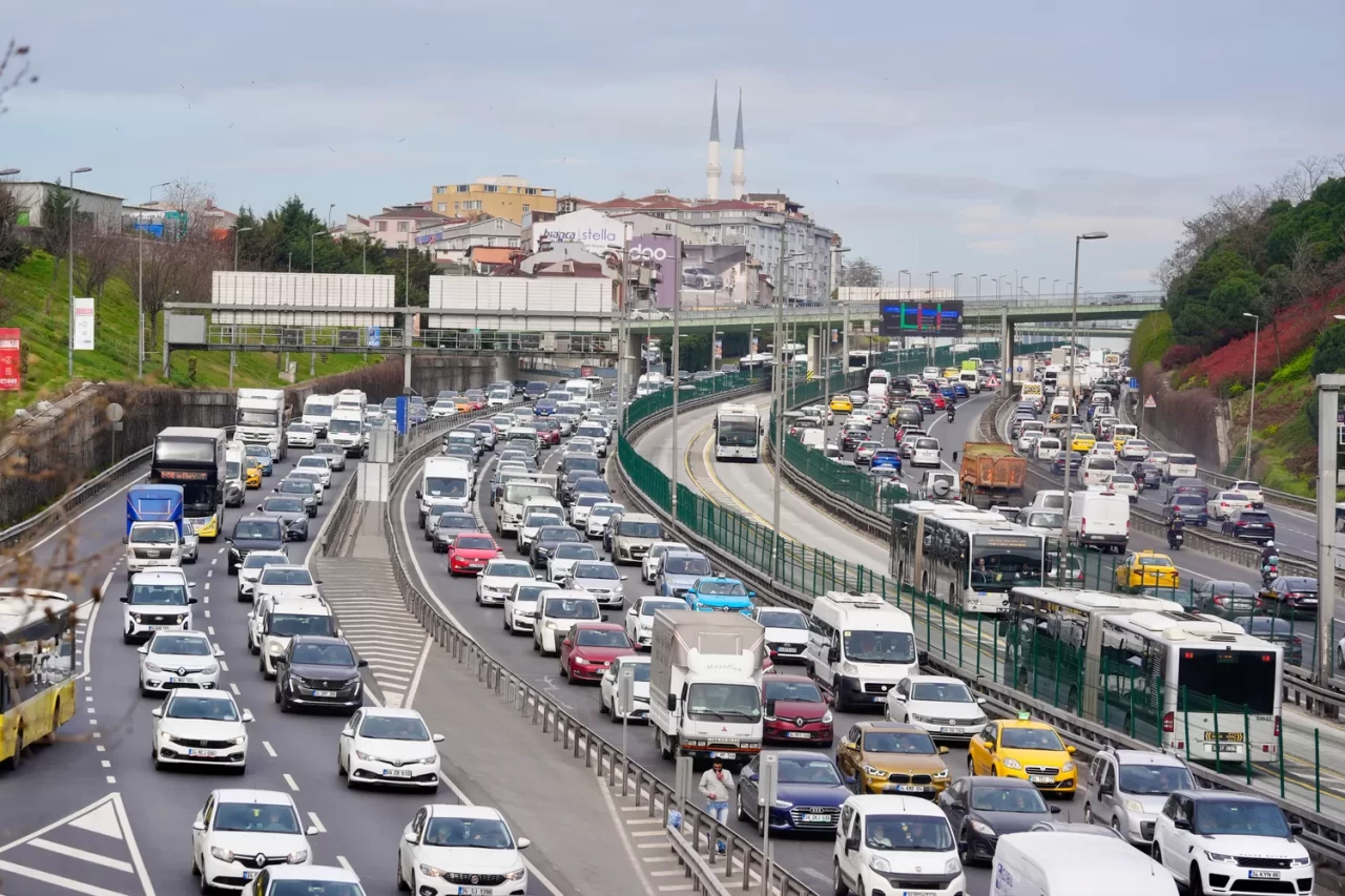İstanbul'da iftar öncesi trafik felç oldu! Yoğunluk yüzde 81'e ulaştı!