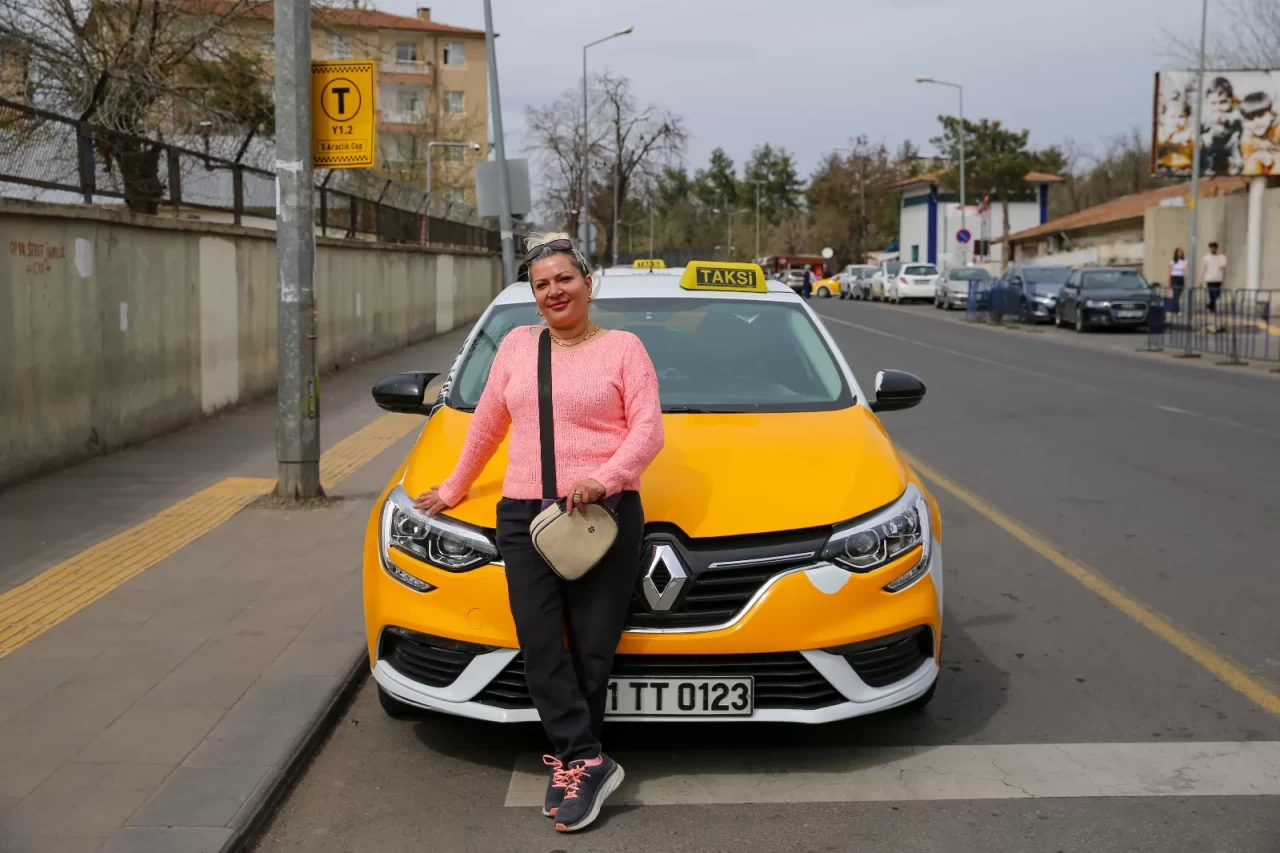 Kadın taksici Nazan Oytun, Diyarbakır’da bir ilke imza attı