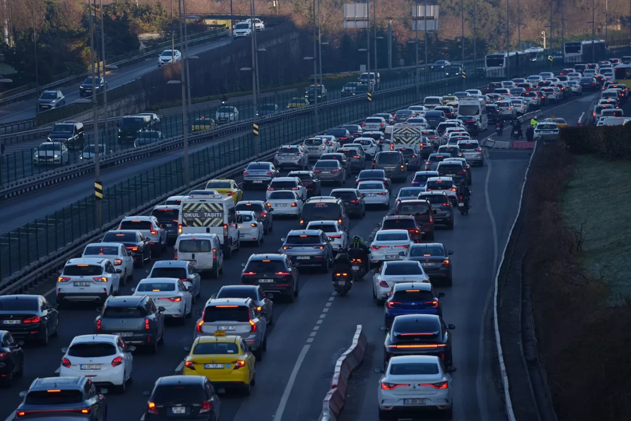 İstanbul'da sabah trafiği kabusa döndü: D-100 ve TEM Otoyolu'nda yoğunluk!