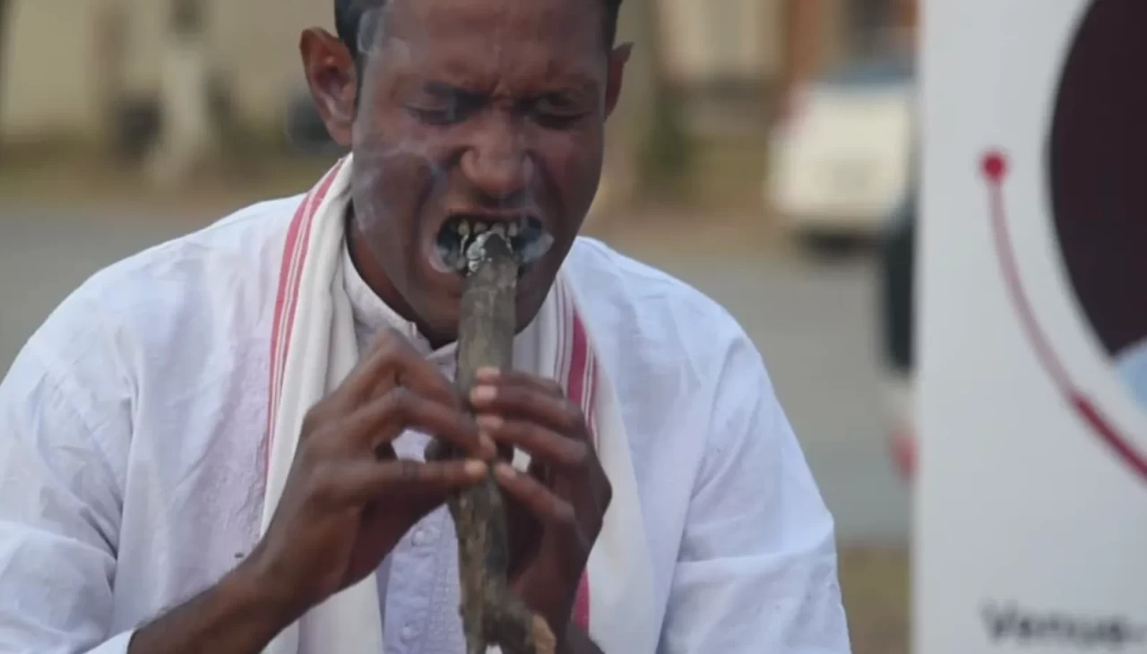 Hindistan'da Ridip Saikia, Guinness Rekoru kırmak için 1 kilogram köz yedi