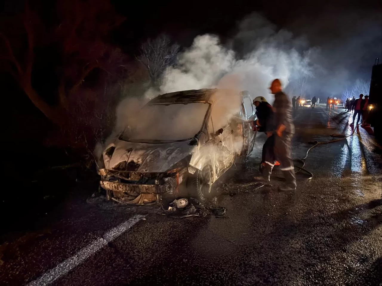 Gümüşhane'de elektrik aksanından yangın: Araç alev alev yandı