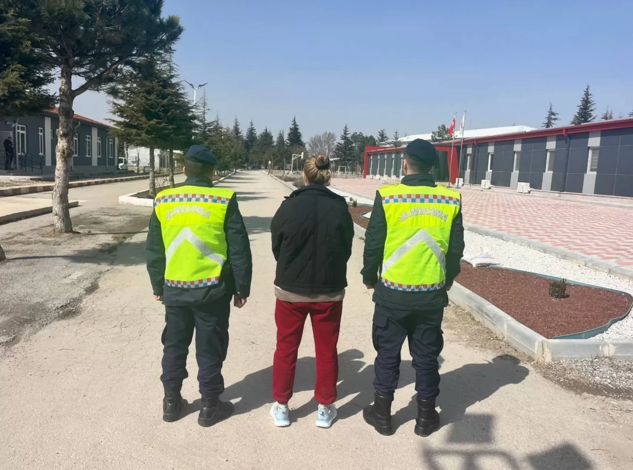 Afyonkarahisar’da 3 yıl hapis ceza alan şahıs jandarmadan kaçamadı