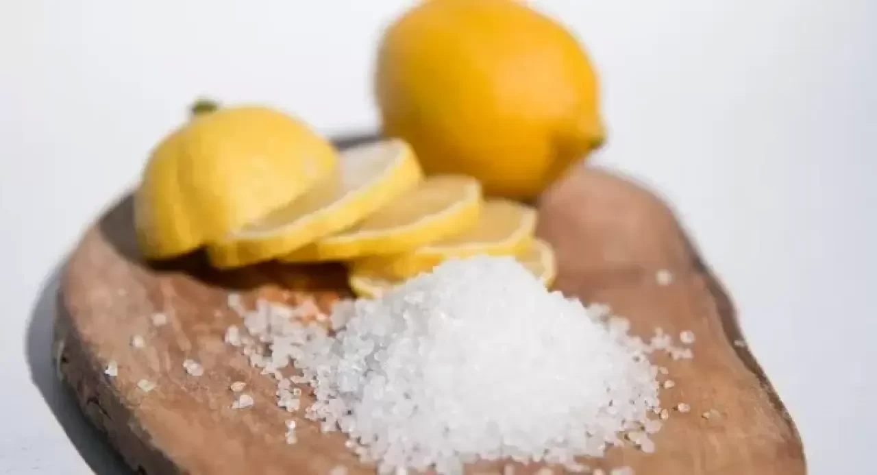 Gece Boyunca Başucunuzda Tuzlu Limon Bulundurmanın 5 Büyük Faydası