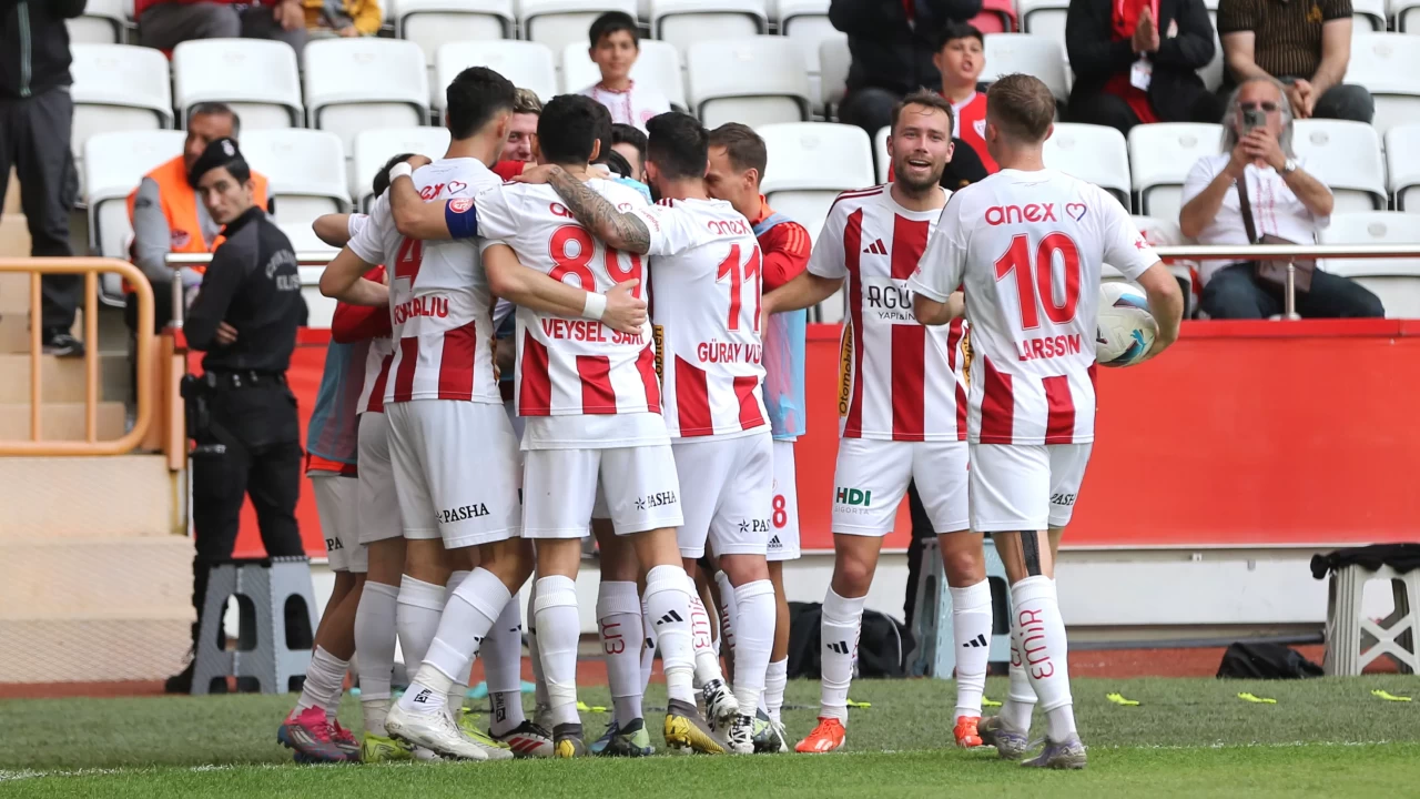 Antalyaspor derbide geriden gelerek kazandı | Süper Lig'de Antalyaspor 2-1 Alanyaspor