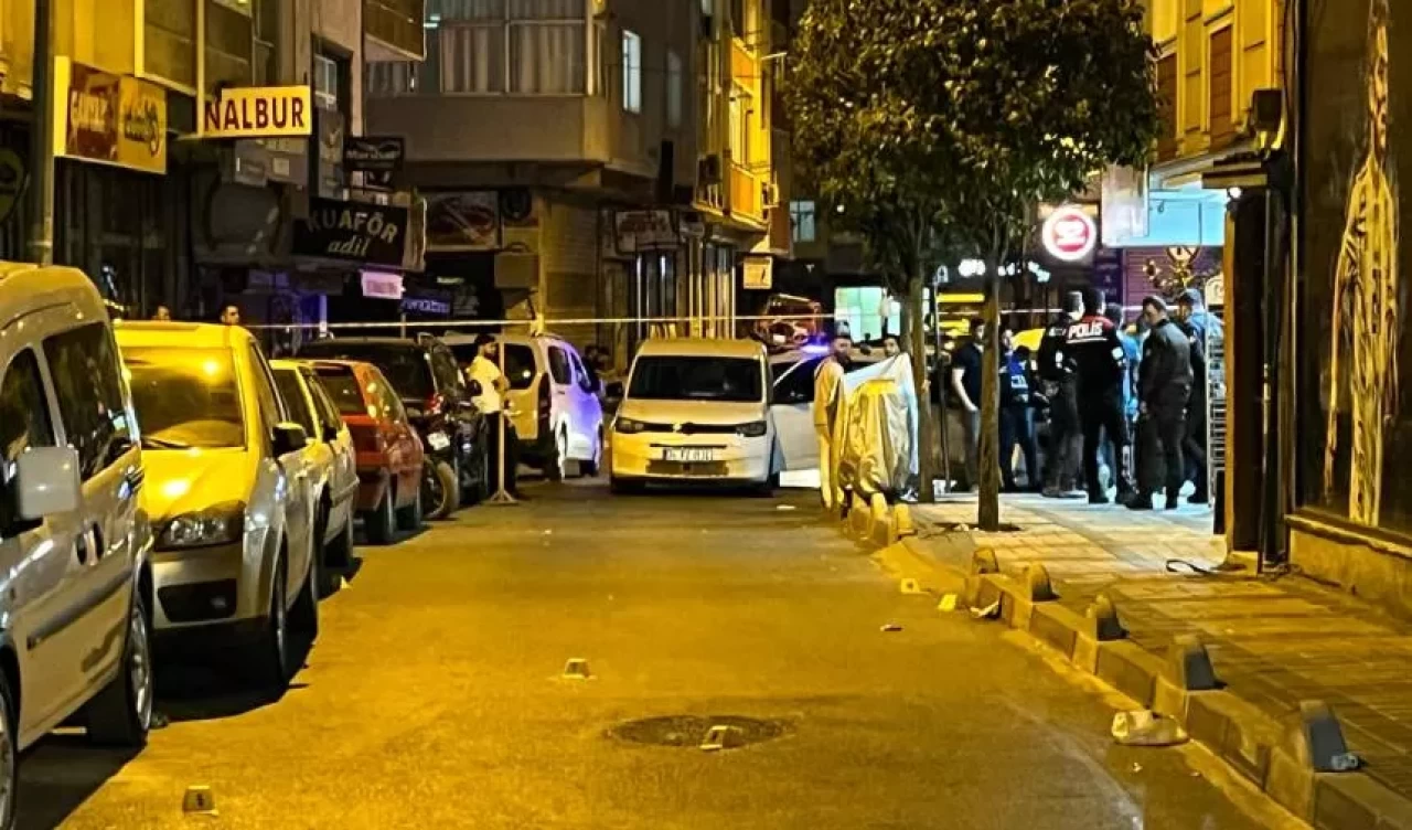 Bağcılar’da motosikleti şüpheliler iki kişiye silahlı saldırı düzenledi