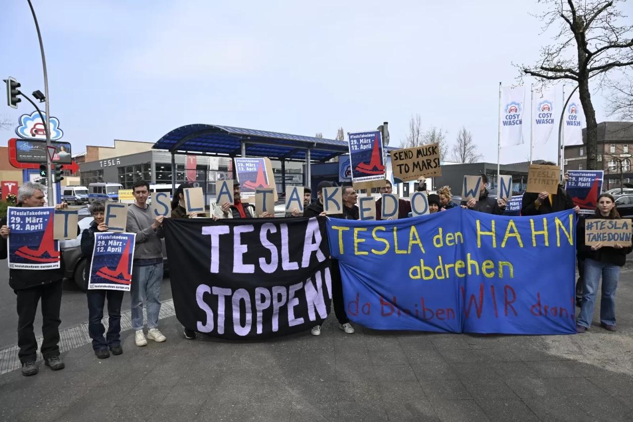 Elon Musk'a karşı Berlin'de büyük protesto gösterisi düzenlendi