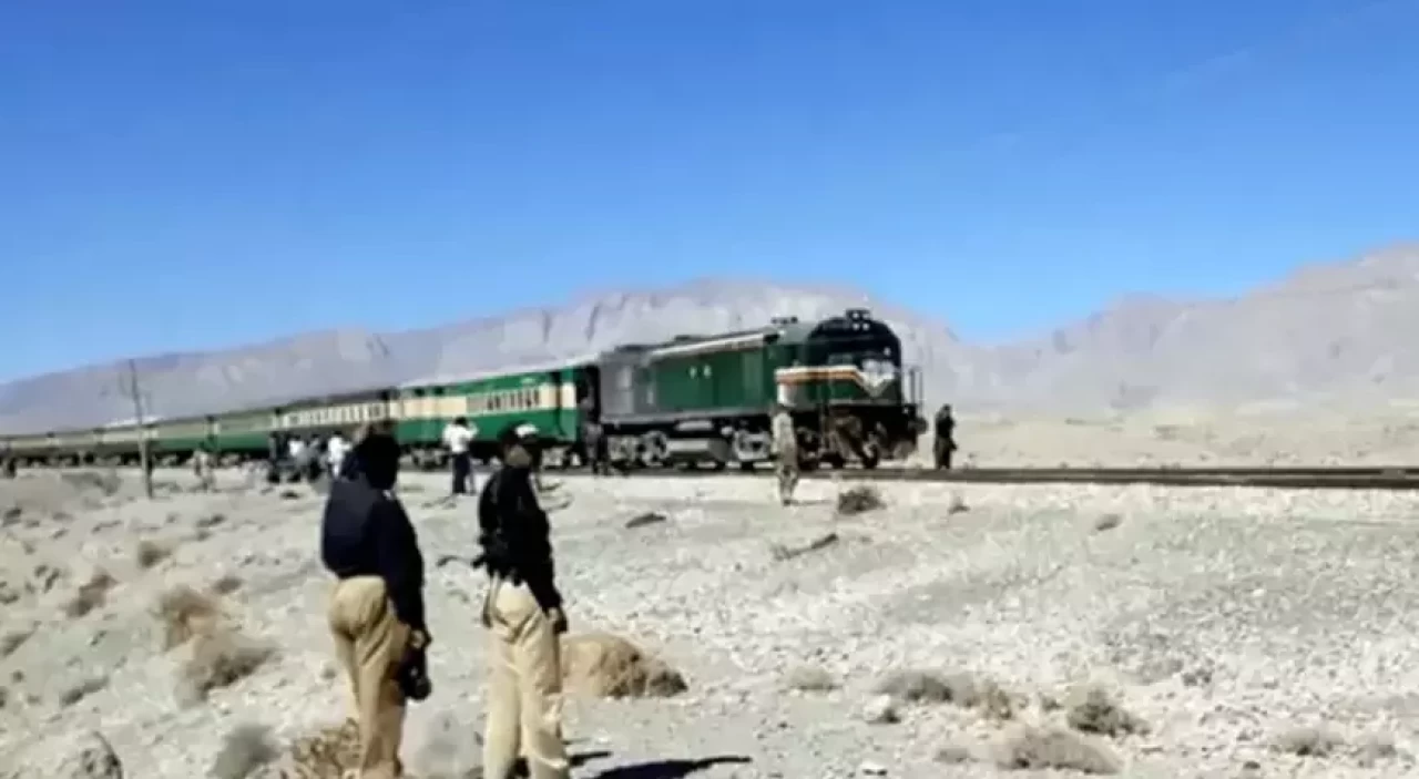 Pakistan'da 450 tren yolcusu rehin alındı