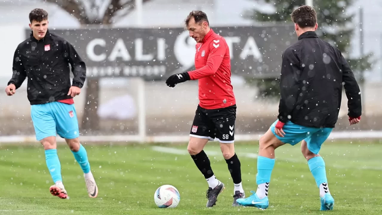Sivasspor, Süper Lig'deki Adana Demirspor maçı hazırlıklarını antrenman maçı yaparak sürdürdü