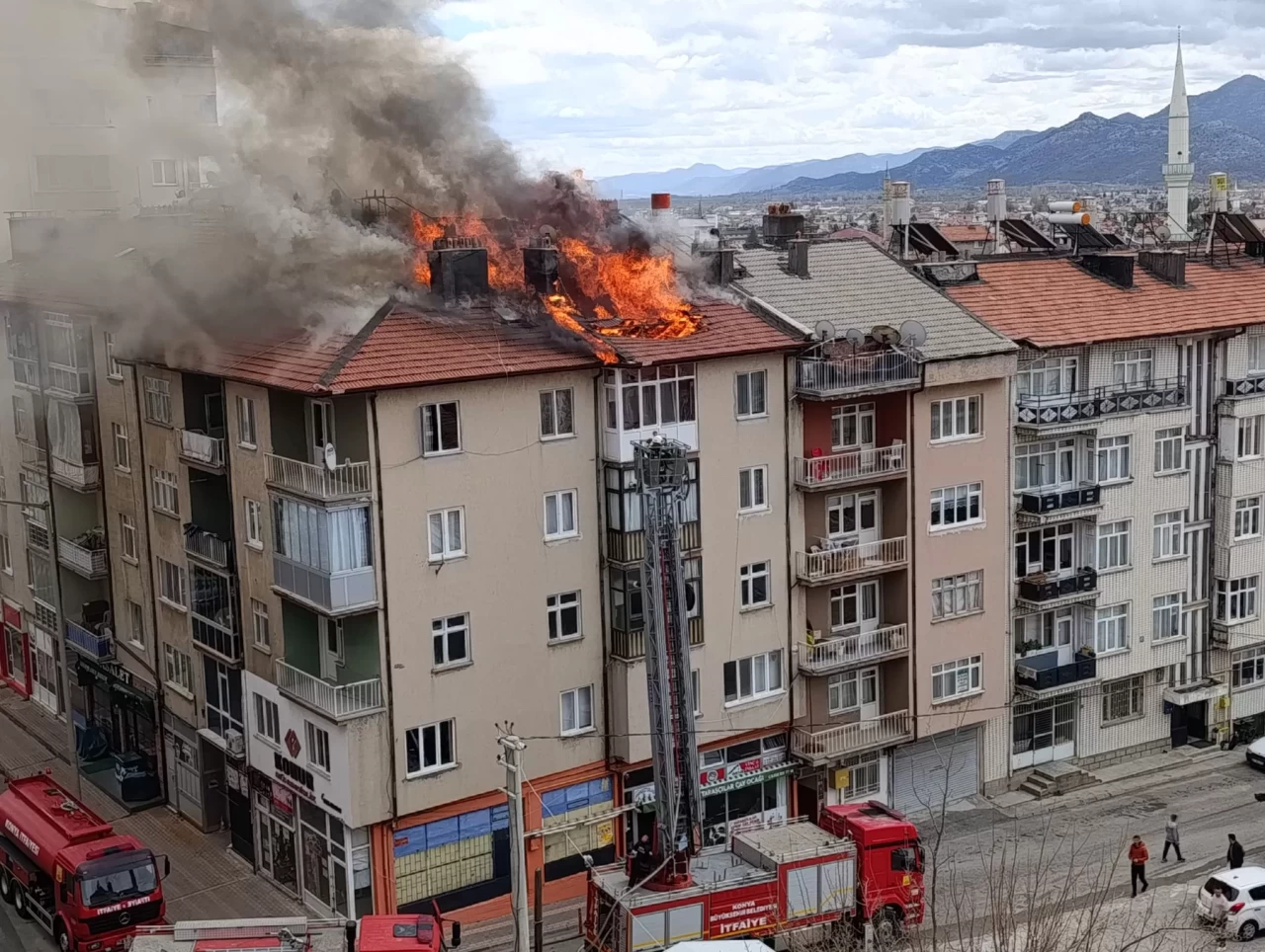 Konya Seydişehir'de apartmanda çıkan yangında 2 kişi yaralandı