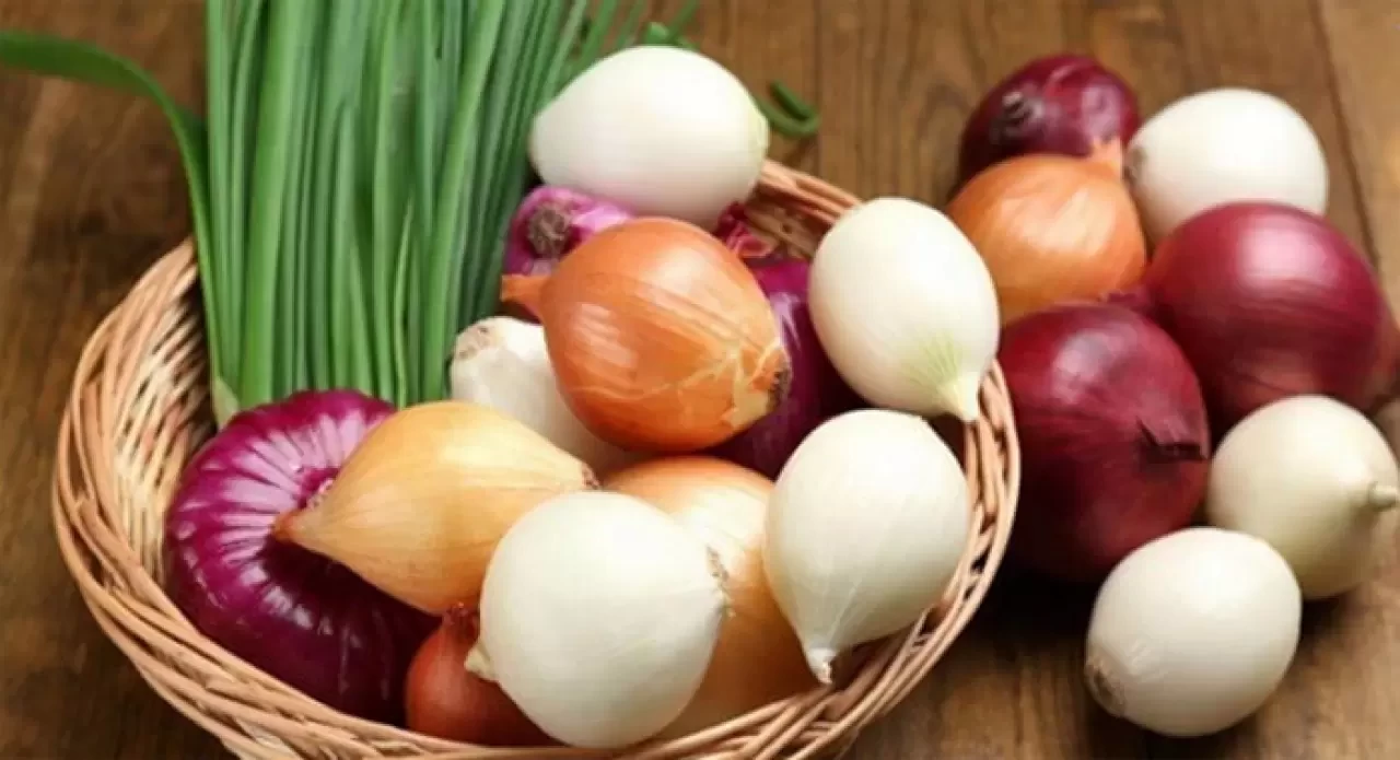 Kuru Soğan mı, Yeşil Soğan mı? Yemeklerde Hangisi Tercih Edilmeli?