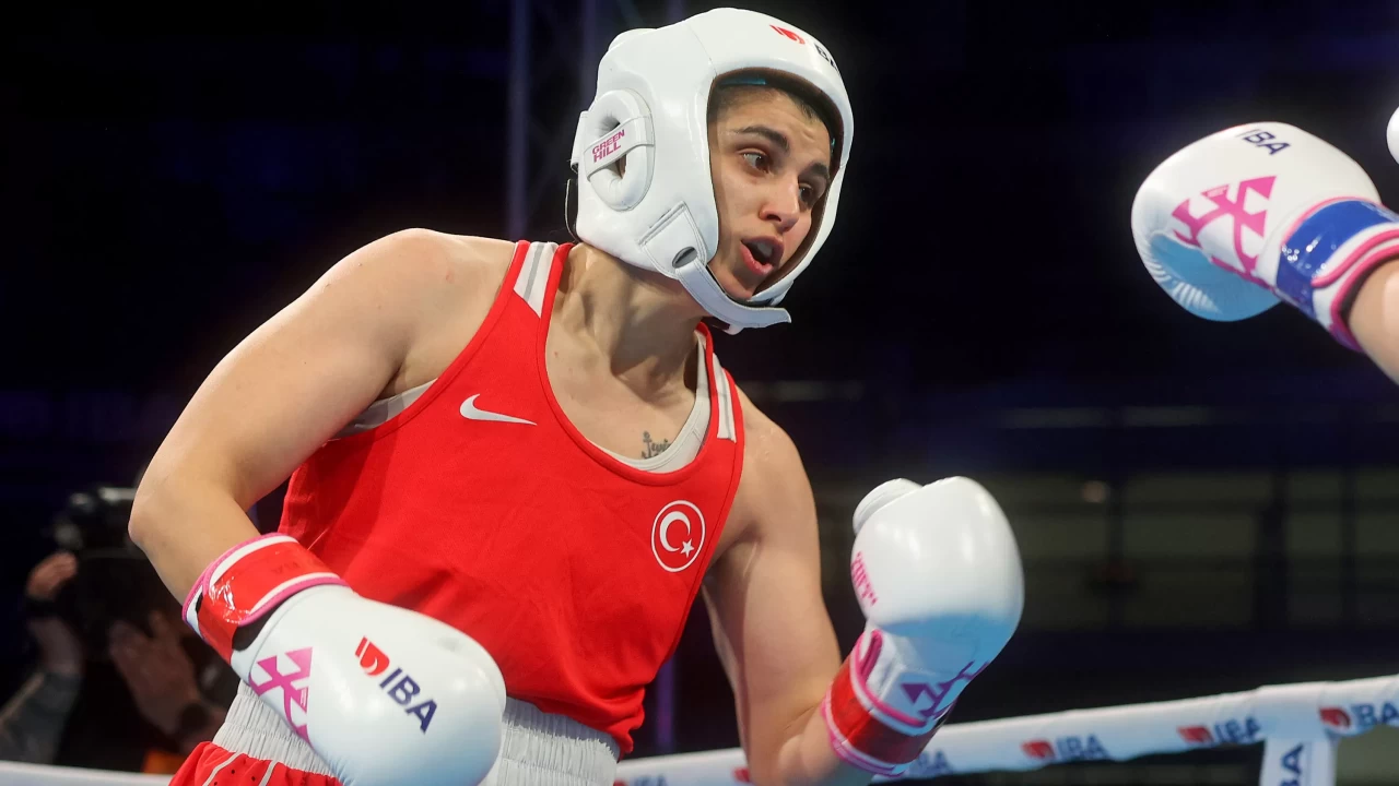 Milli Boksör Busenaz Sürmeneli, üst üste 3. kez dünya şampiyonu!