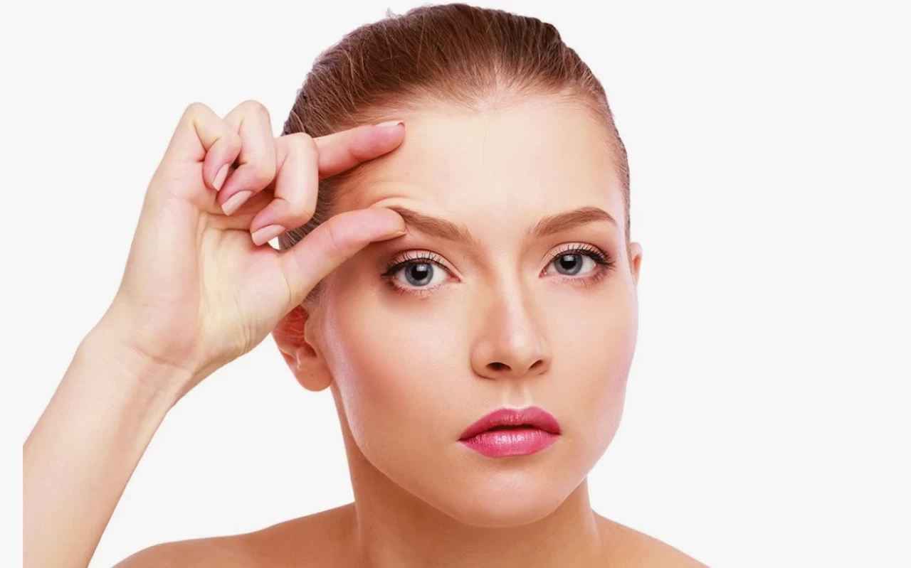 Evde botoks etkisi veren kaş kaldırma yöntemi!