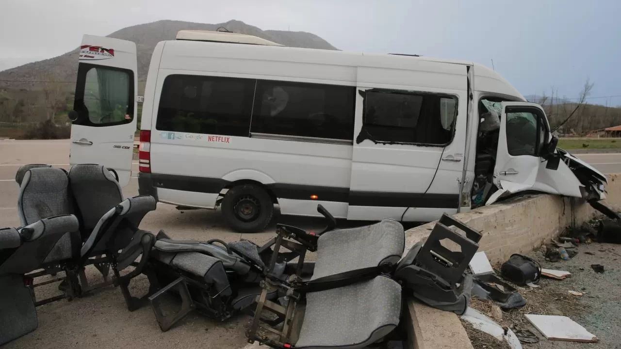 Tokat'ta işçi servisi istinat duvarına çarptı: 21 yaralı