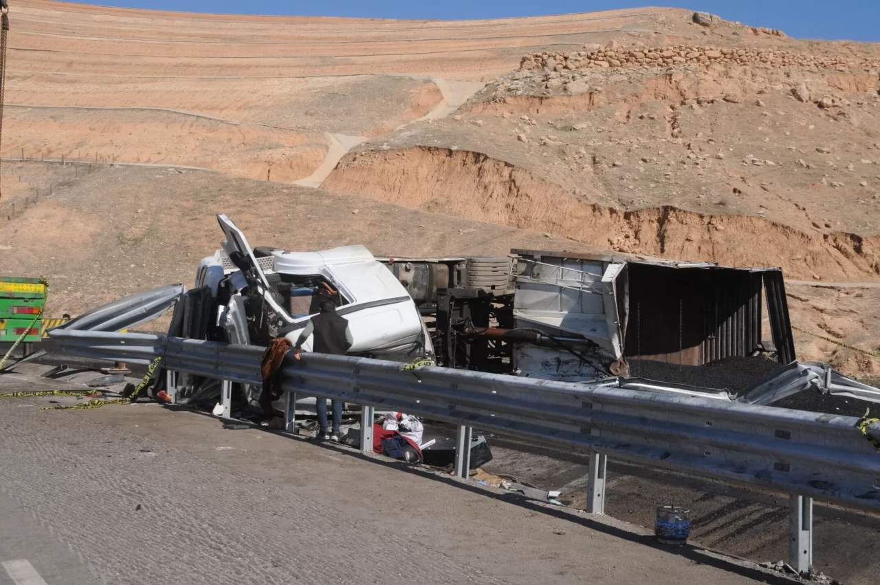Şırnak'ta tır kazası: Freni boşalan araç tırın sürücüsü hayatını kaybetti