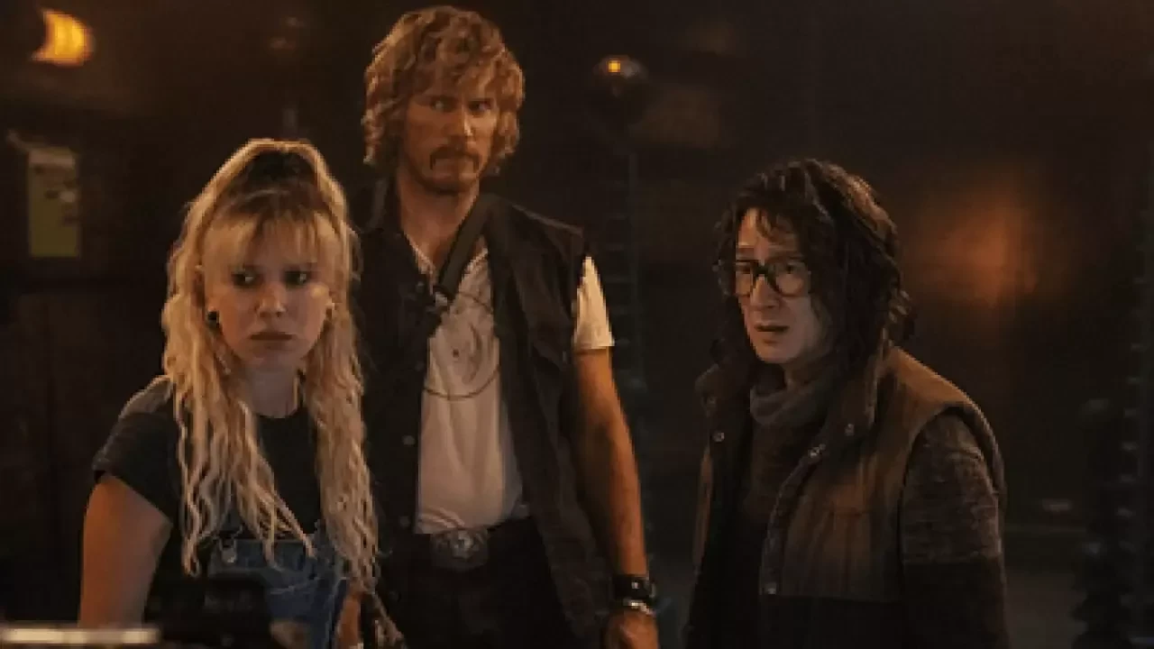 Sanal Ülke Filmi: Teknoloji, Çöküş ve Gizemli Bir Yolculuk