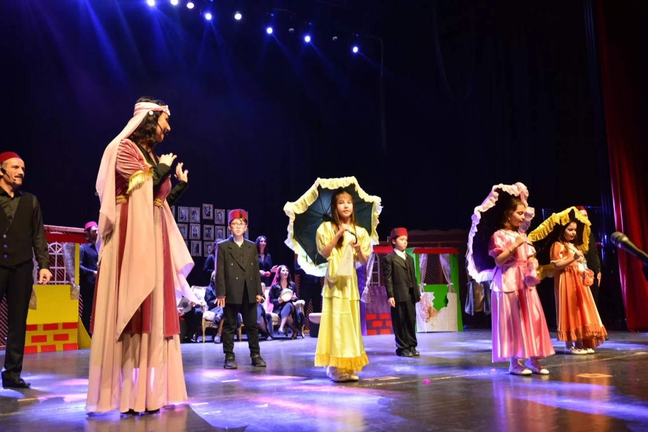 Tekirdağ Bölge Tiyatrosu, Dünya Tiyatro Günü'nde büyüleyici bir performans sergiledi