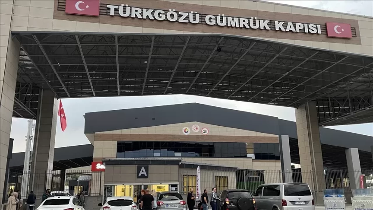 Ulaşımın normale döndüğü Türkgözü-Posof-Damal yolunda tır geçişleri başladı