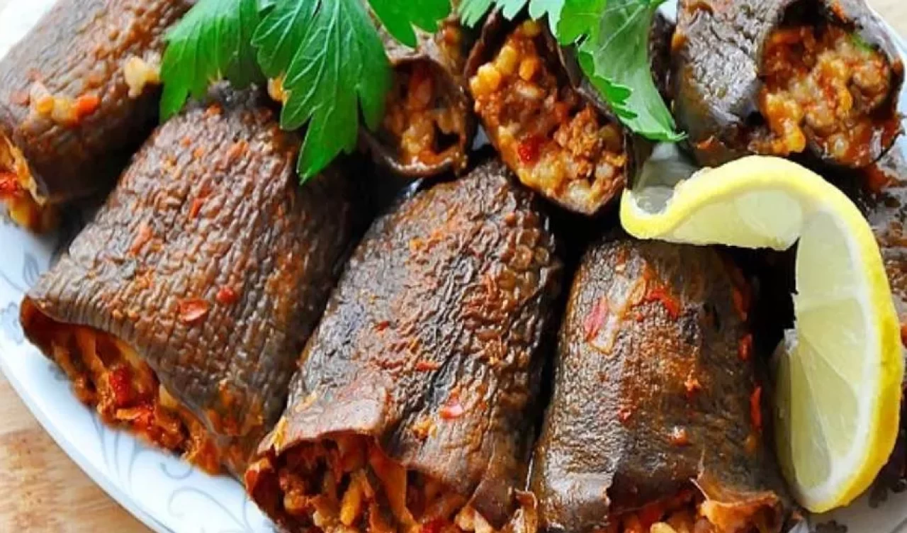 Ekşili baharatlı kuru patlıcan dolması tarifi