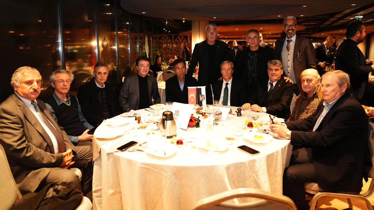 Beşiktaş Başkanı Serdal Adalı, camianın eski sporcularını ve sanatçıları iftar yemeğinde bir araya getirdi
