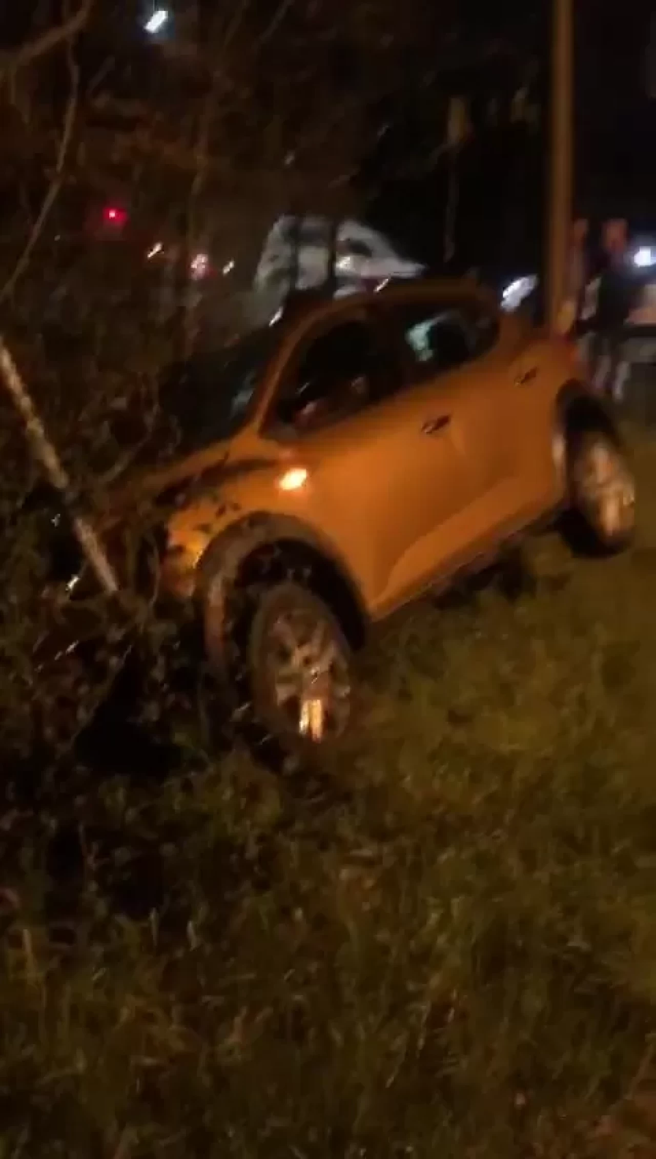 Kartepe'de feci kaza: İki araç çarpıştı, 2 yaralı