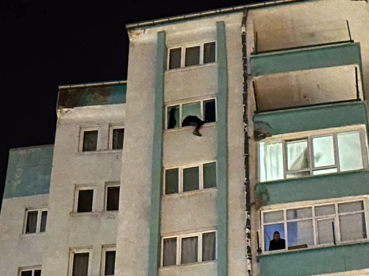 Kayseri'de 14. kattan indirilmesi 1 saat sürdü!