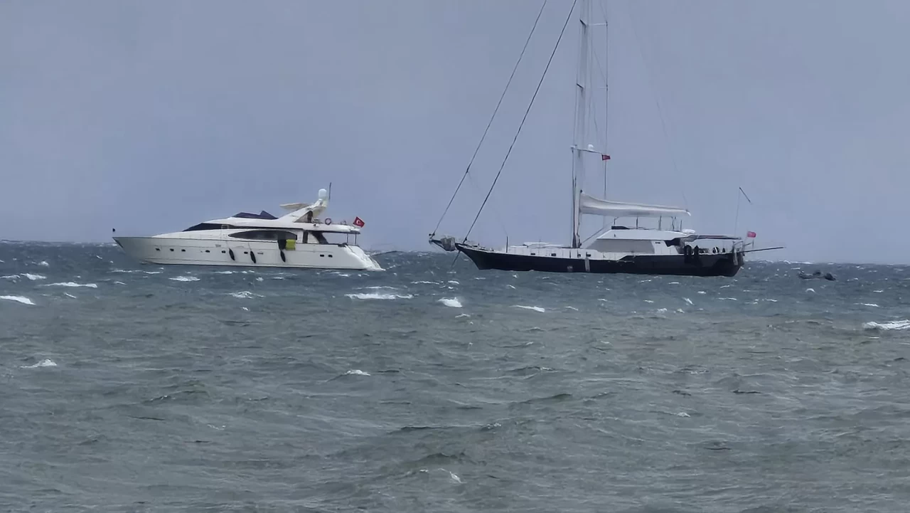 Bodrum'da fırtına hayatı durma noktasına getirdi