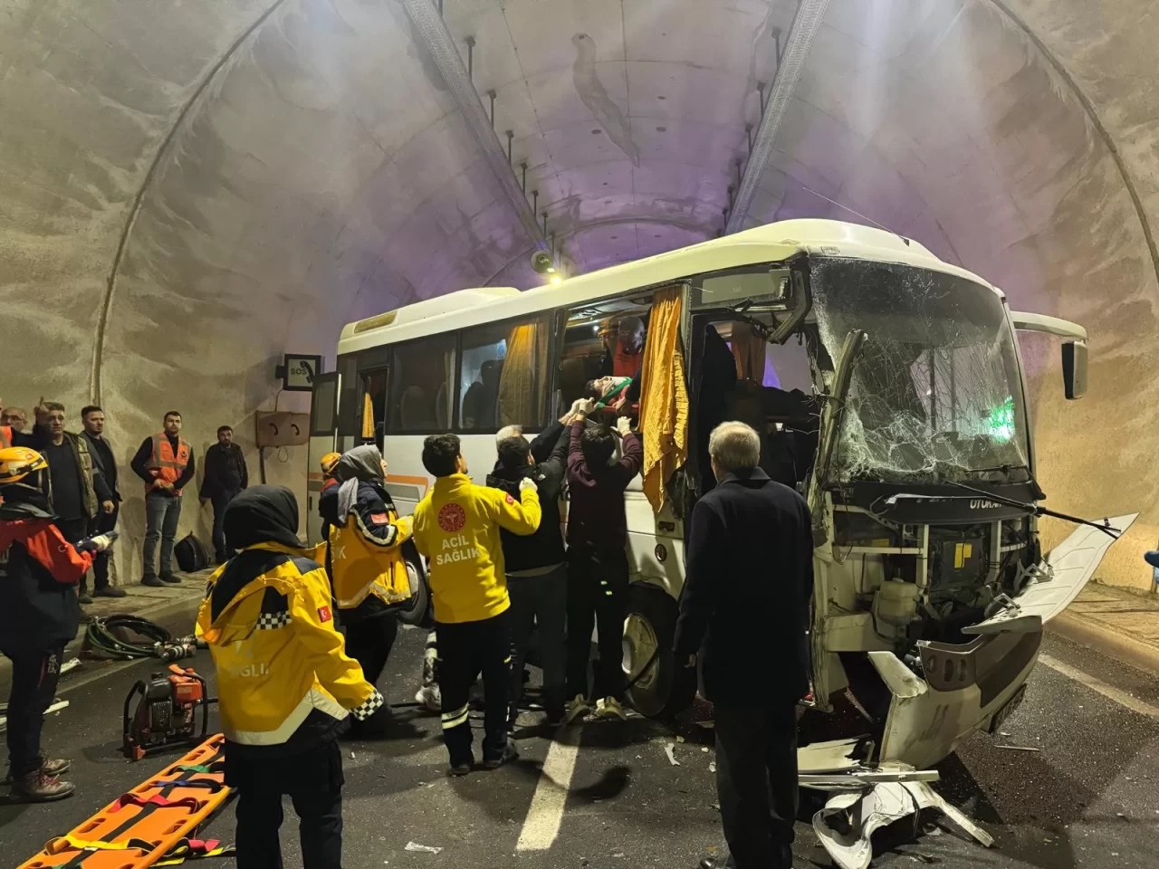 Sivas'ta midibüs tıra arkadan çarptı: 10 yaralı