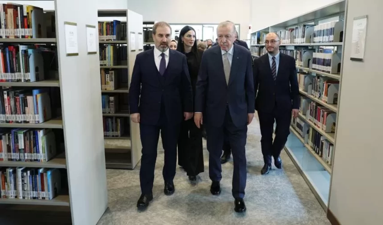 Cumhurbaşkanı Erdoğan AK Kütüphane’yi ziyaret etti