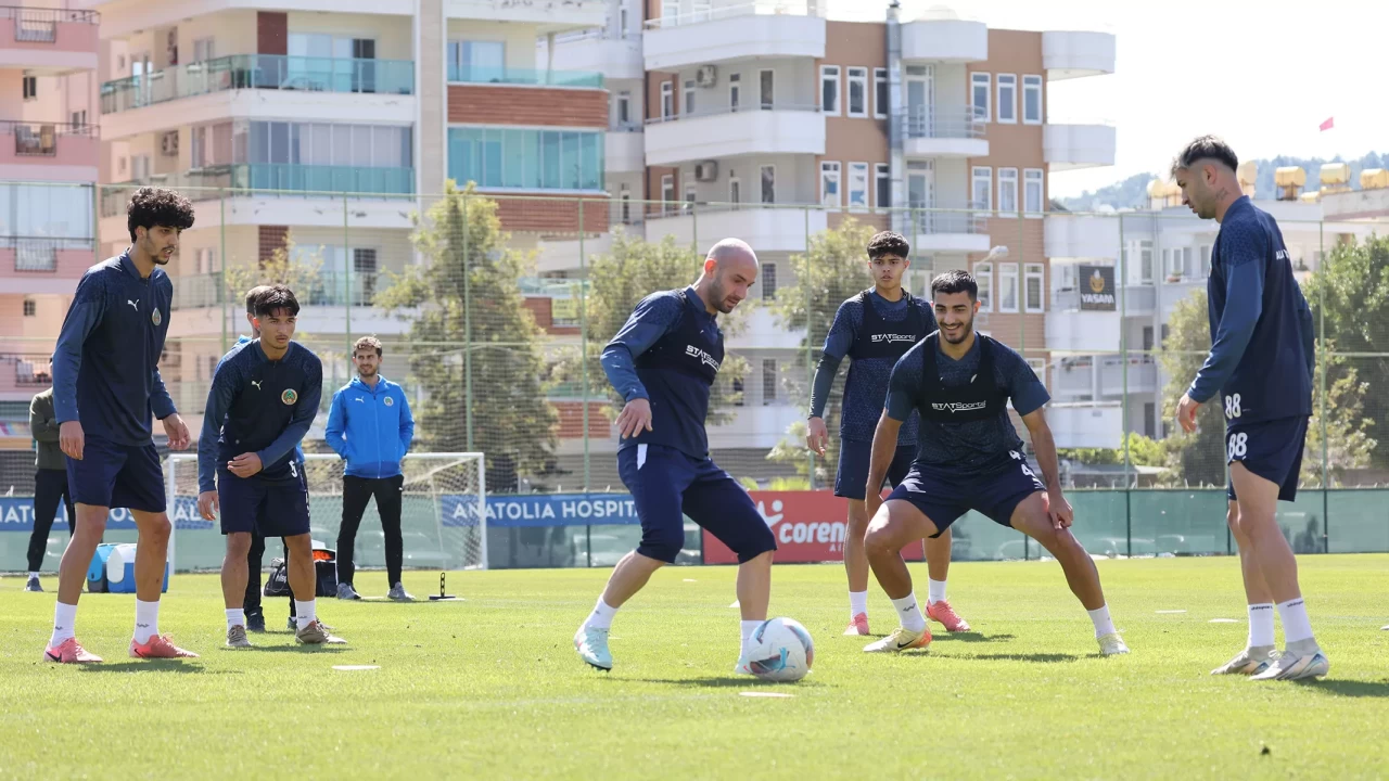 Alanyaspor, Süper Lig'deki Antalyaspor maçı hazırlıklarını yeni teknik direktörü Joao Pereira yönetiminde sürdürdü