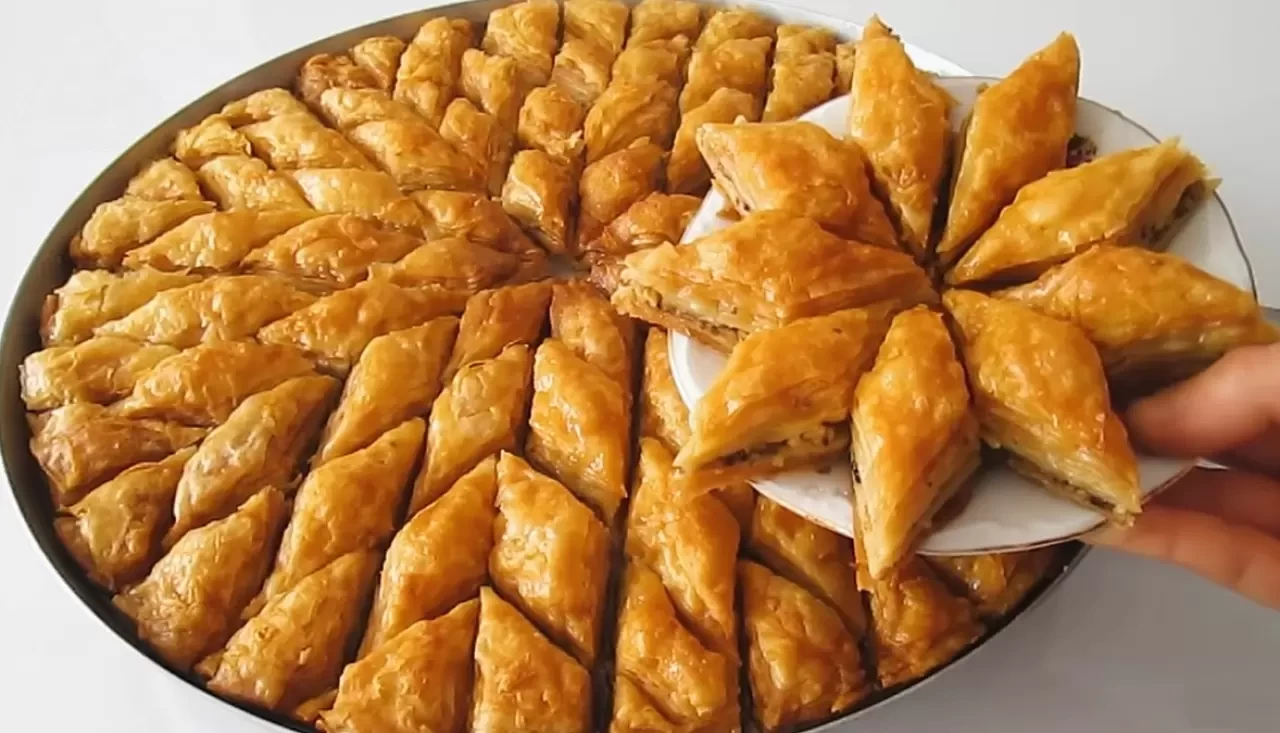 Ev Yapımı Baklava Tarifi: İncecik Yufkalar ve Şerbetin Muhteşem Uyumu!