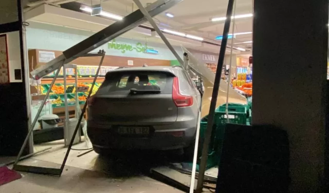 Kontrolden çıkan otomobil markete daldı