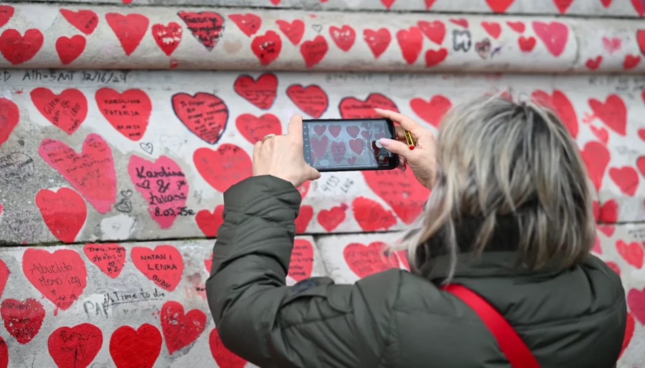 Londra'da koronavirüs kurbanları için anma duvarı oluşturuldu