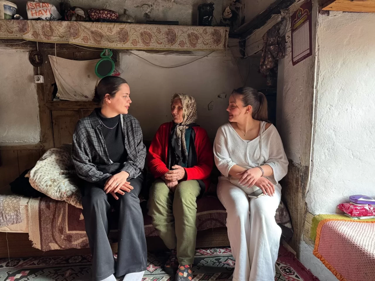 Antalya’da öğrenciler, yaşlı kadının evinin temizliğini üstlendi