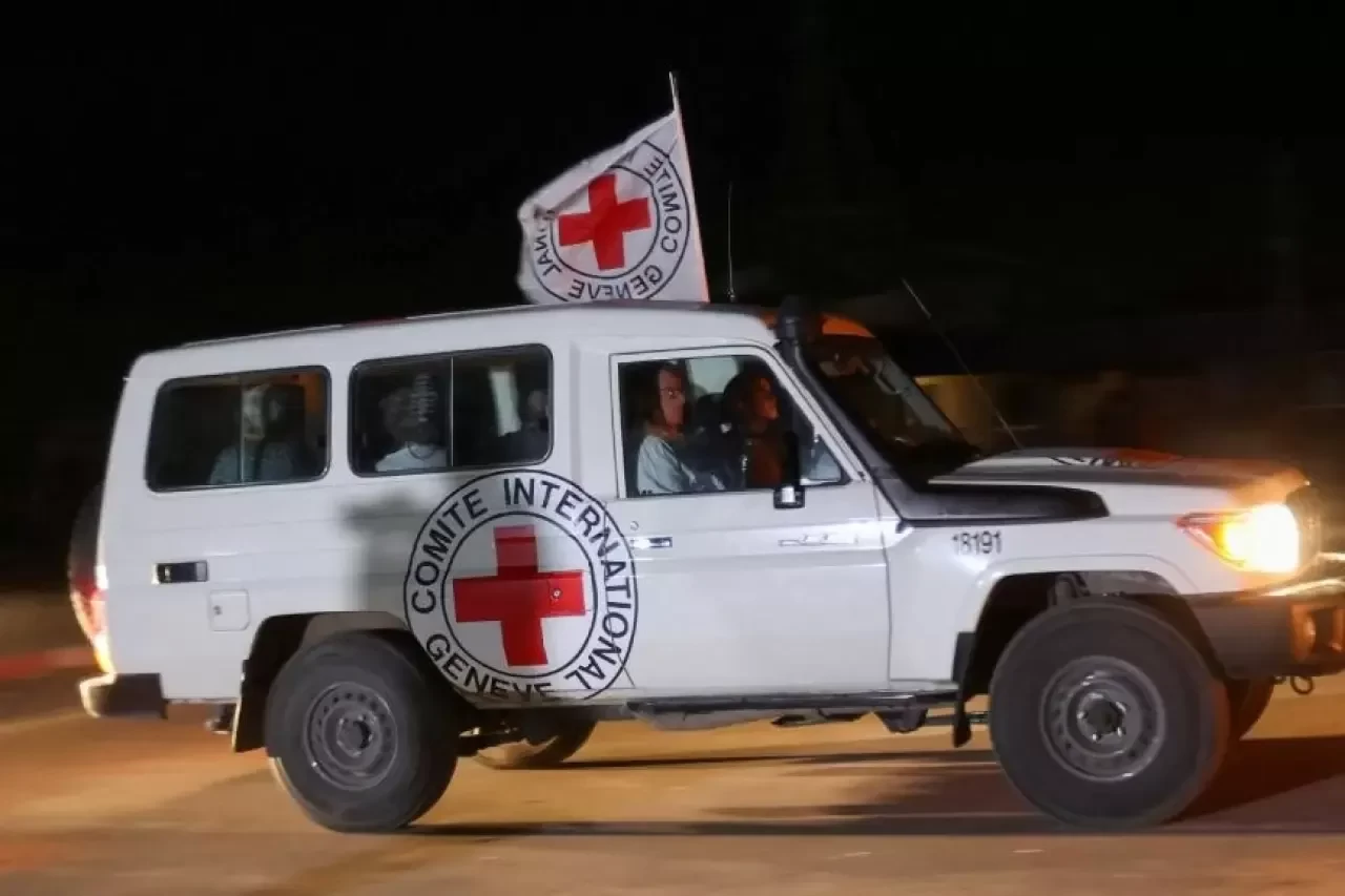 Kızılhaç araçları, alıkonulan Lübnanlılar için Nakura'ya yola çıktı